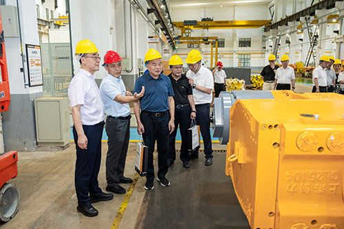 Два новейших оборудования озарили угольные просторы! Группа Shanghaichuangli представляет проходческо-анкерующую машину для крутых уклонов и высокоскоростной очистной комбайнУспешное проведение презен(圖8)