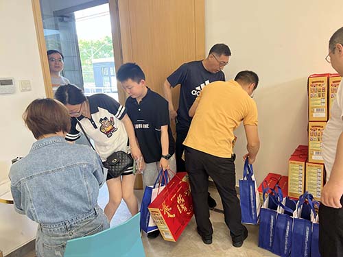 六一—發(fā)放禮品.jpg 童心筑夢 回歸純真 | 創(chuàng)力集團(tuán)開展“六一”親子活動(圖11)