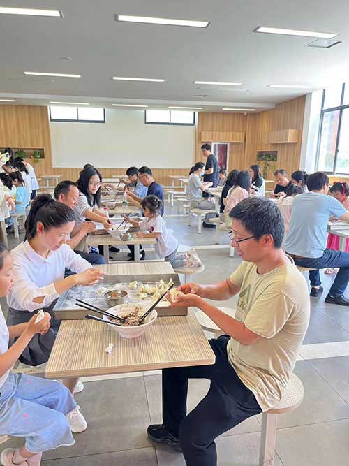 包餃子.jpg 童心筑夢 回歸純真 | 創(chuàng)力集團(tuán)開展“六一”親子活動(圖7)