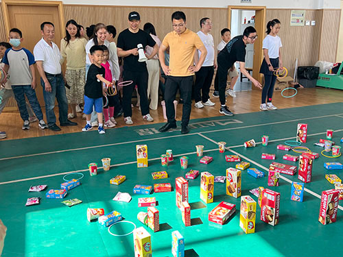 六一—套圈.jpg 童心筑夢 回歸純真 | 創(chuàng)力集團(tuán)開展“六一”親子活動(圖2)