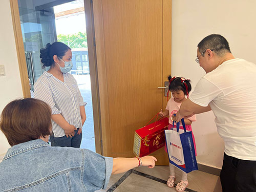 六一—發(fā)放禮品-(2).jpg 童心筑夢 回歸純真 | 創(chuàng)力集團(tuán)開展“六一”親子活動(圖10)