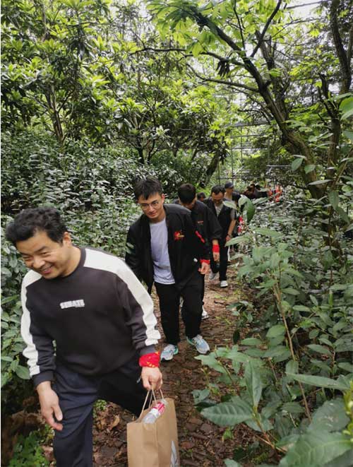 【登山望湖 走進春天】上海創力集團開展2024年山野徒步活動(圖2) 【登山望湖 走進春天】上海創力集團開展2024年山野徒步活動(圖2)