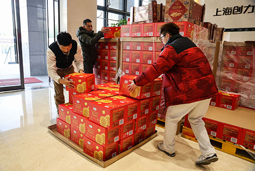 共度美好新春!上海創力集團為全體員工發放年貨大禮包(圖2)  共度美好新春!上海創力集團為全體員工發放年貨大禮包(圖2)